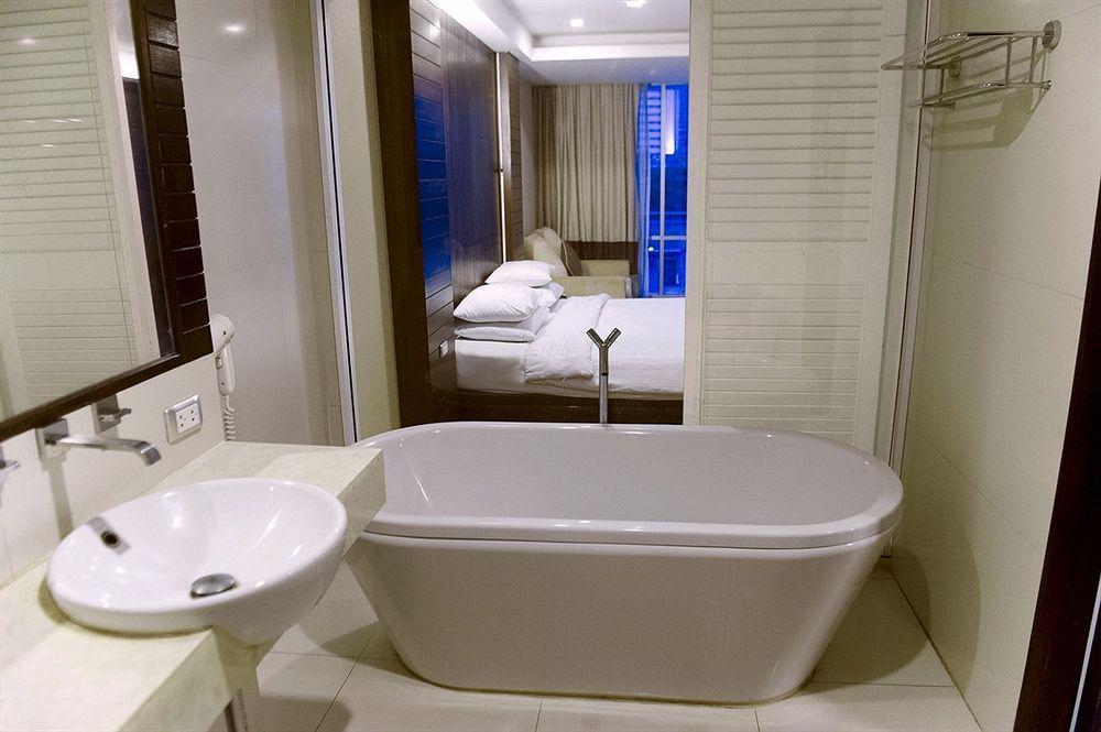 Vacio Suite Bangkok Exterior photo