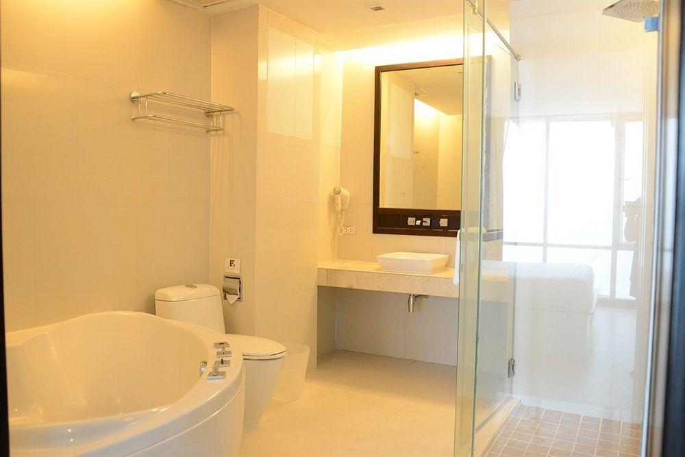 Vacio Suite Bangkok Exterior photo