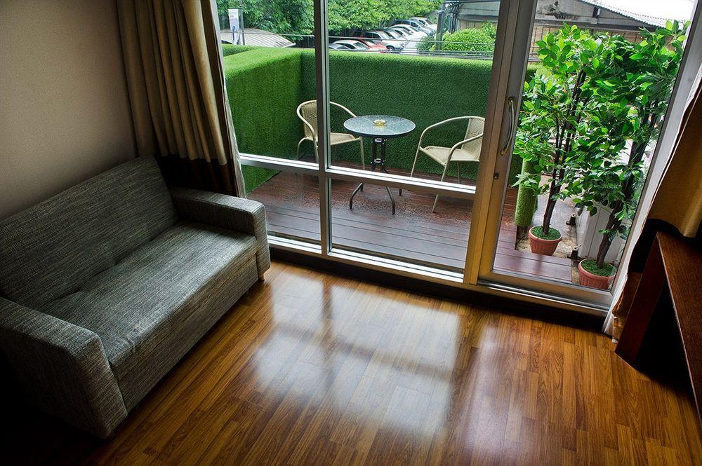 Vacio Suite Bangkok Exterior photo