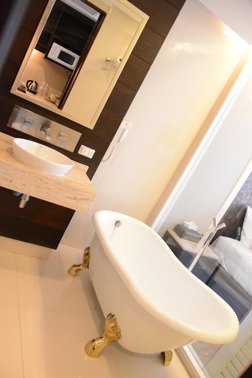 Vacio Suite Bangkok Room photo