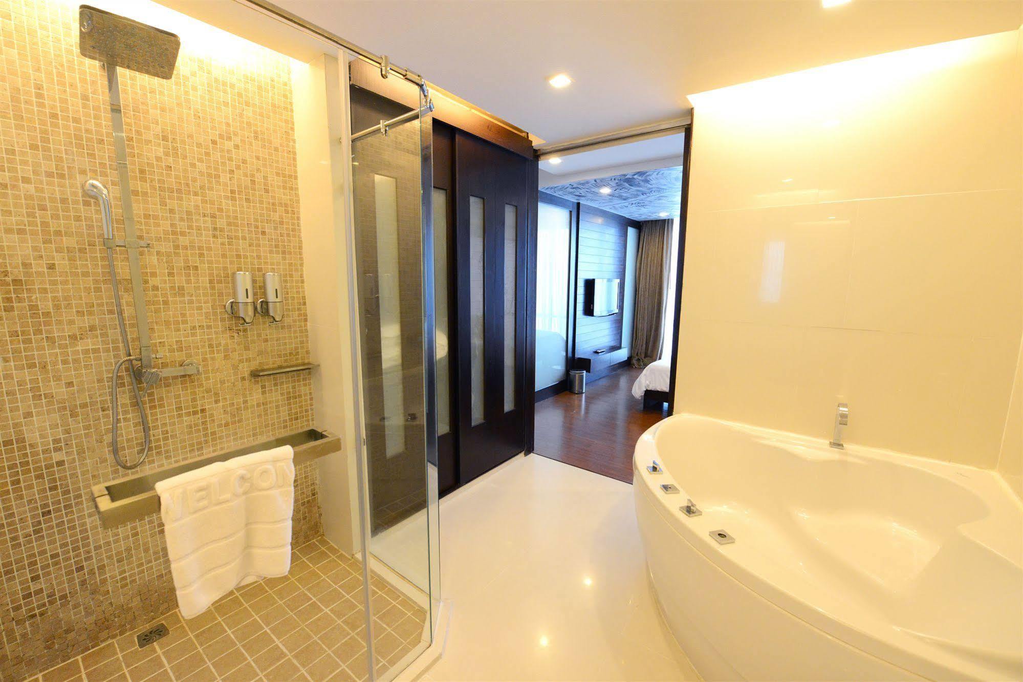 Vacio Suite Bangkok Exterior photo